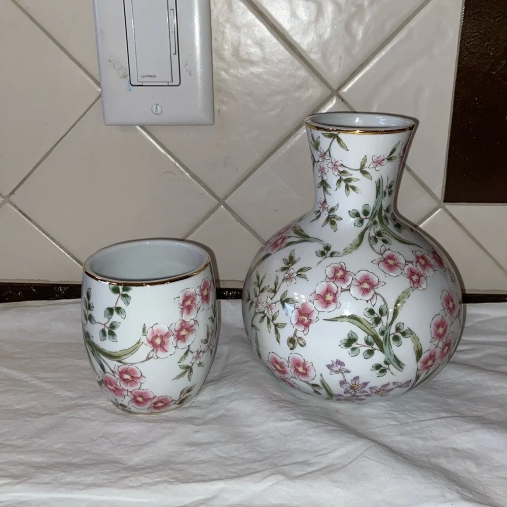 Like new Beautiful porcelain Nantucket Bedside carafe set